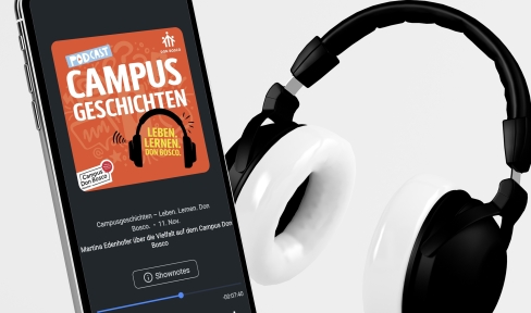 Ein Smartphone, auf dem der Podcast Campusgeschichten abgespielt wird, und ein Kopfhörer.